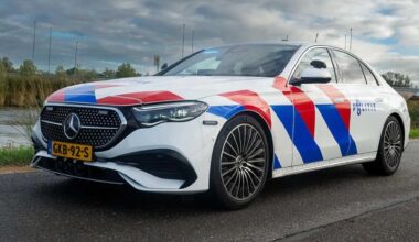 Mercedes van Politie gaat zo snel van 100 naar 200 km/u