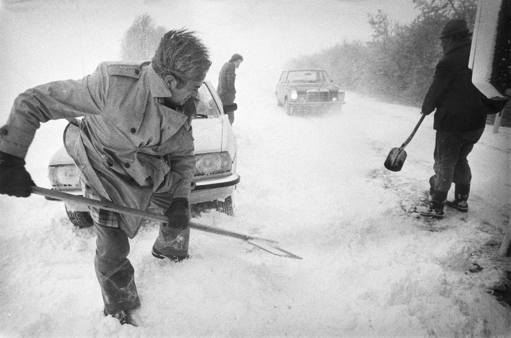 auto uitgraven tijdens sneeuwstorm
