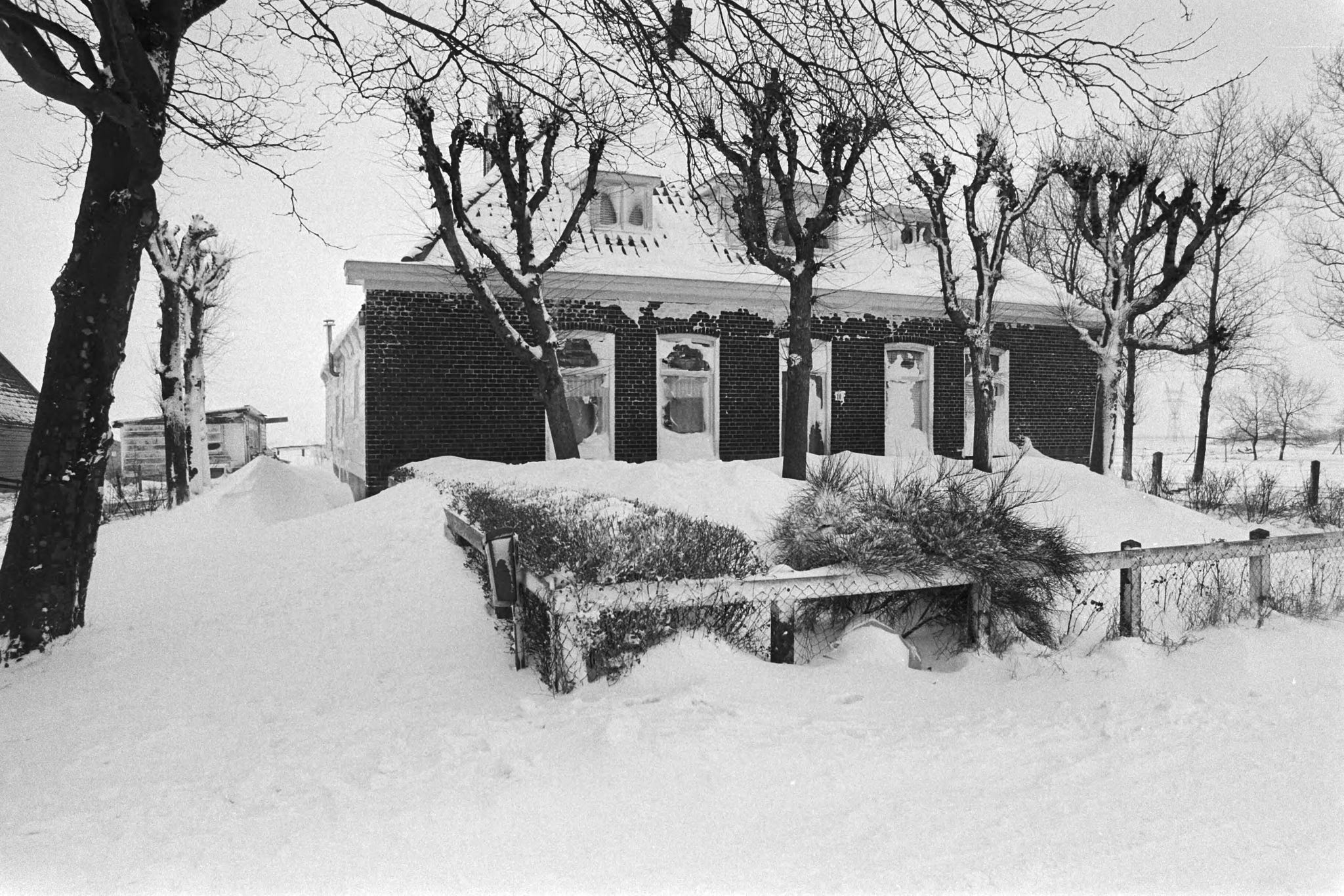 ingesneeuwde boerderij
