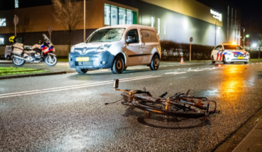 Fietser zwaargewond na aanrijding op Eikenlaan