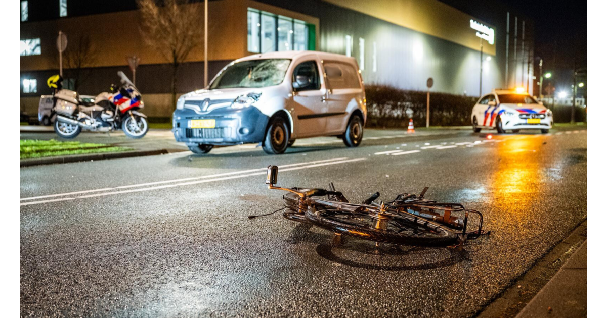 Fietser zwaargewond na aanrijding op Eikenlaan