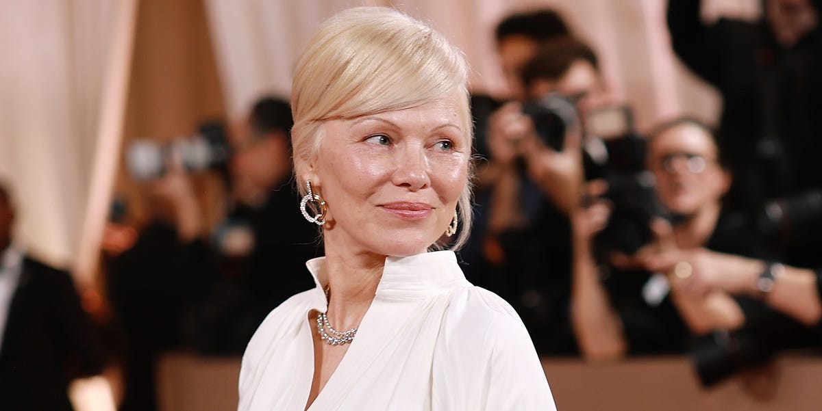 Pamela Anderson ziet er engelachtig uit tijdens de Globes