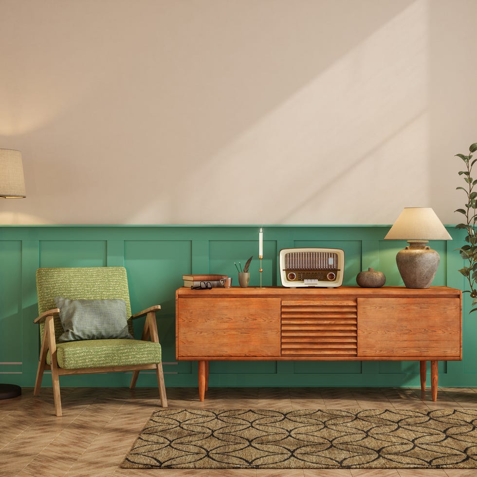 Ontwerpers zeggen dat deze 8 'ordinaire' woontrends uit zijn in 2026 foto van een inrichting met een groene stoel naast een bruine kast met een vloerkleed met een print