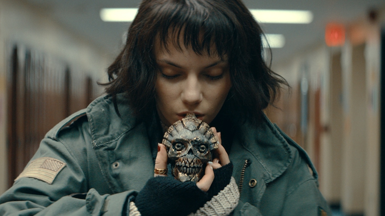 'Wolverine'-kloon Dafne Keen is doodeng in trailer voor 'Whistle'