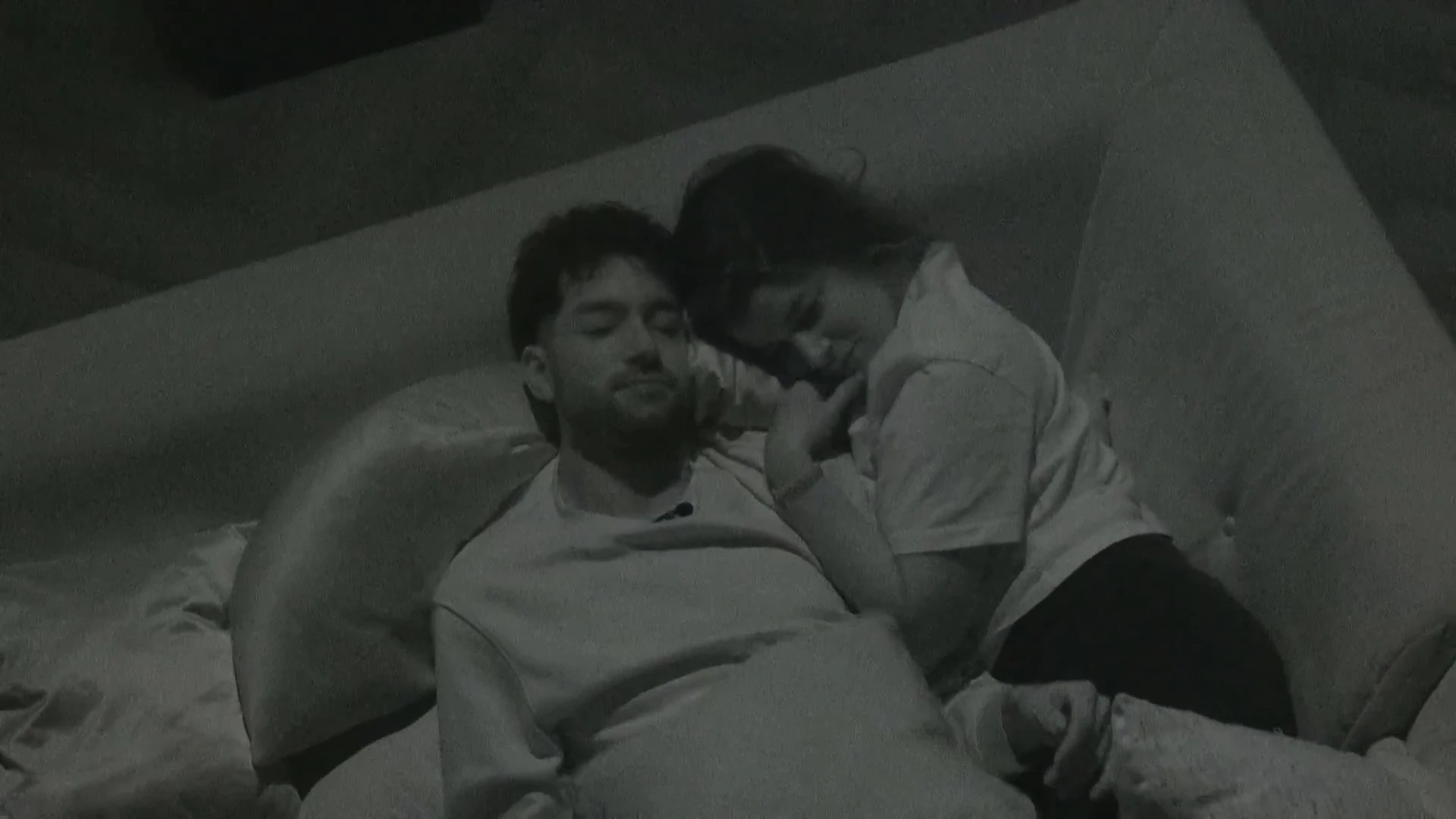 Thomas en Chess knuffelen op de bank