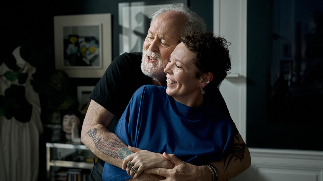 Olivia Colman en John Lithgow ontrafelen gespannen familiedynamiek in de trailer van 'Jimpa'