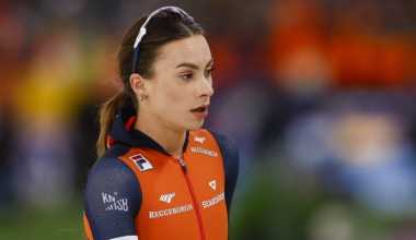 Femke Kok komt opeens pijnlijk ten val: 'Ik lag gelijk in de kussens' - Mee Met Oranje