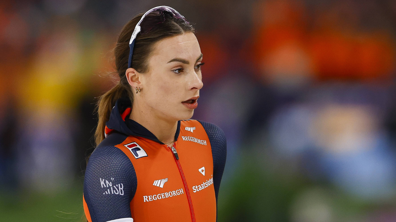 Femke Kok komt opeens pijnlijk ten val: 'Ik lag gelijk in de kussens' - Mee Met Oranje