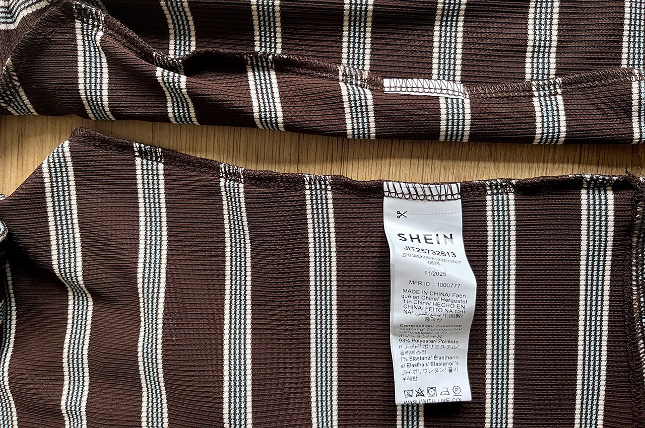 Een kaartje is weggeknipt bij de Vinted-aankoop, precies waar het kaartje zit bij de Shein-aankoop.