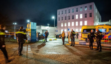 Politie groots uitgerukt na melding van schoten bij PI Alphen aan den Rijn