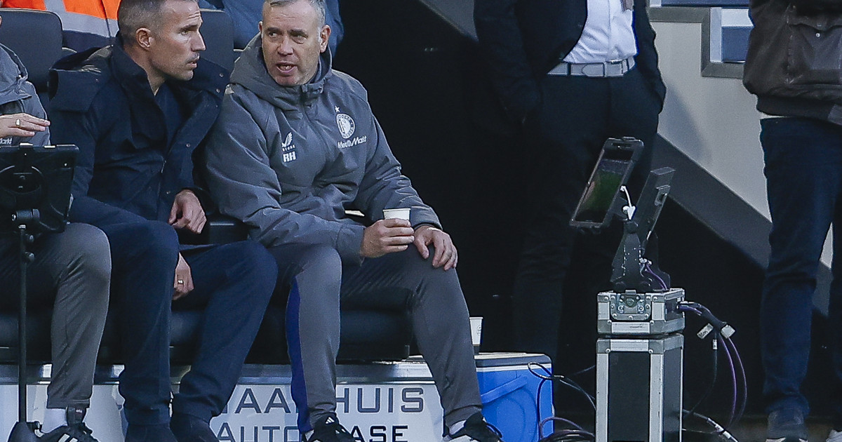 'Hake zet vraagtekens bij communicatiestijl Van Persie...