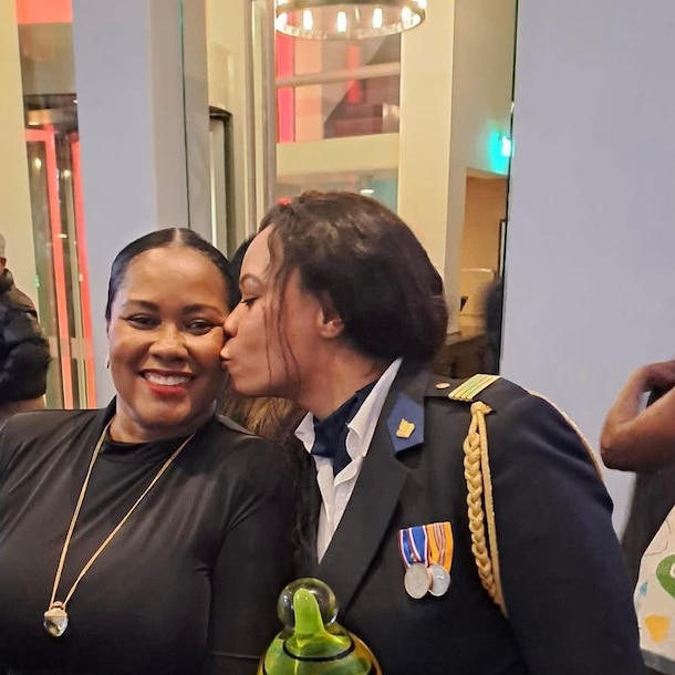 Cindy met haar moeder, bij de uitreiking van de Black Achievement Award.