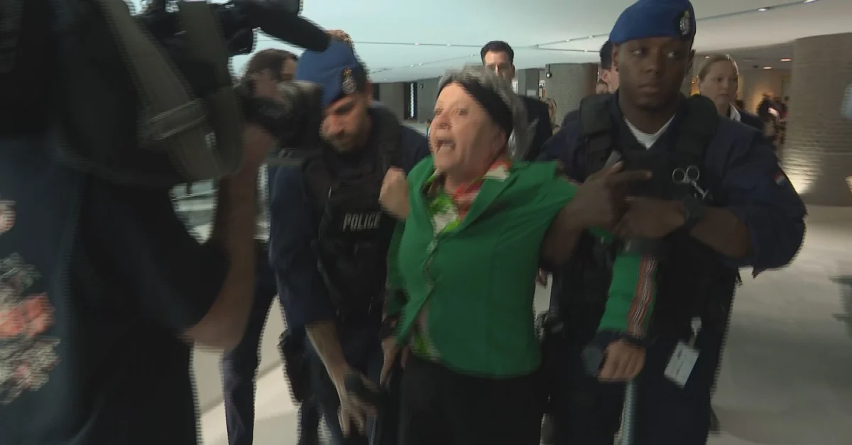 Palestina-demonstranten weggesleept na 3 keer verstoren Kamerdebat