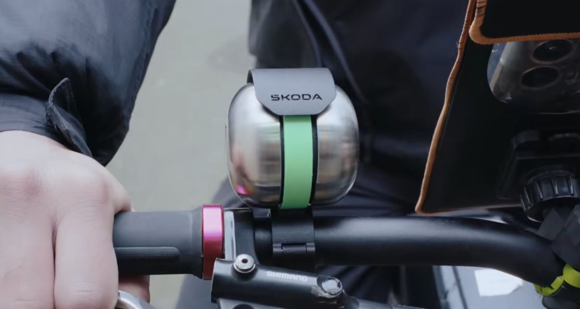 Nieuwe Skoda-uitvinding voorkomt ongelukken: fietsbel werkt zelfs door koptelefoons heen - Autovisie