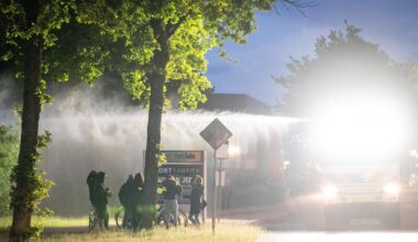 Opnieuw loopt protest tegen noodopvang in Loosdrecht uit de hand, politie zet waterkanon in