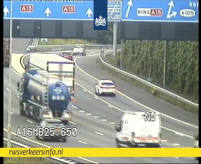 Persoon overleden na onwelwording op verbindingsweg A15/A38, Rijkswaterstaat hekelt gevaarlijk rijgedrag [+video]