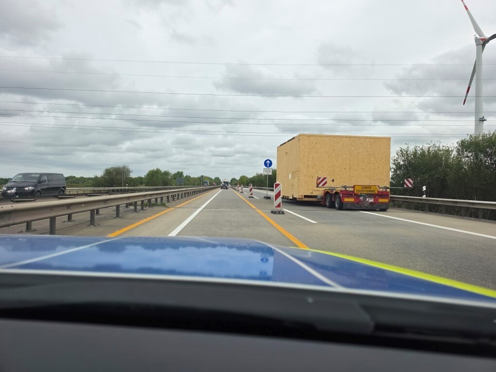 Te breed exceptioneel transport strandt bij wegwerkzaamheden op Duitse A27