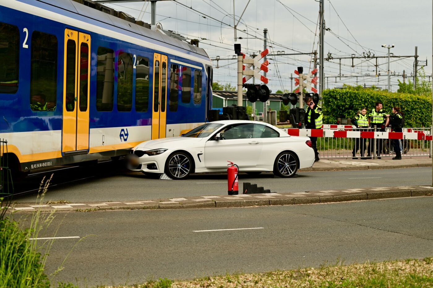 Auto botst met trein op spoorovergang aan Keern in Hoorn
