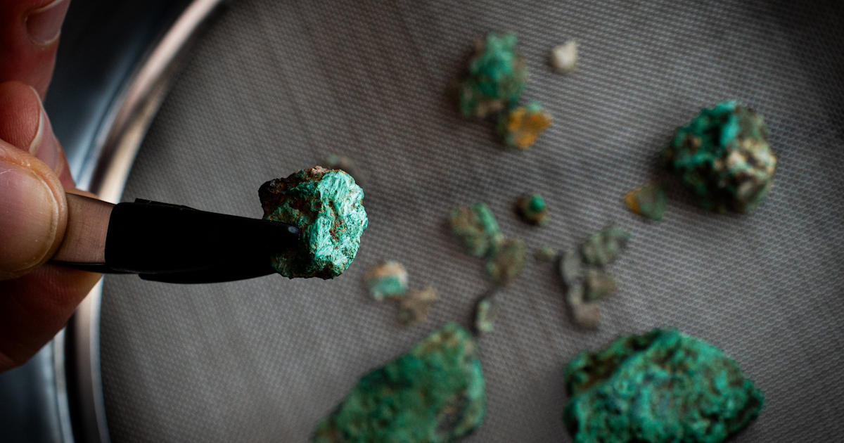 Deze groene steentjes lagen 5000 jaar verborgen in een grot – nu kunnen ze de geschiedenis herschrijven