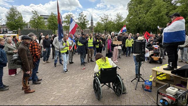 Video | Vijftig vrijheidsstrijders demonstreren tegen van alles en nog wat op de Ossenmarkt. ‘Laat je massaal horen’