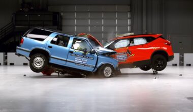 Frontale crash tussen auto's uit 2026 en 1996: deze botsproef zet aan het denken