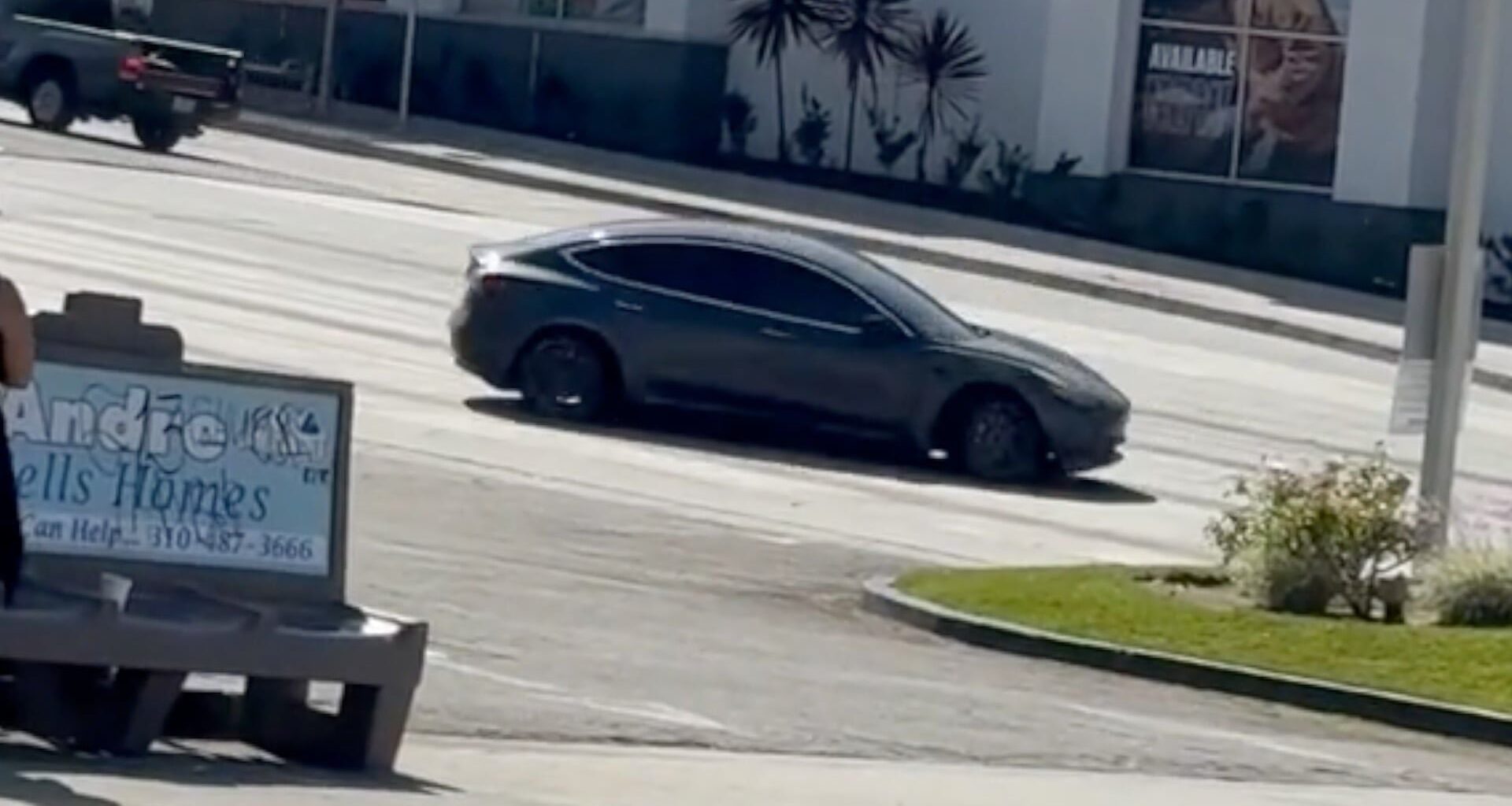 Op hol geslagen Tesla zonder bestuurder richt ravage aan bij tankstation