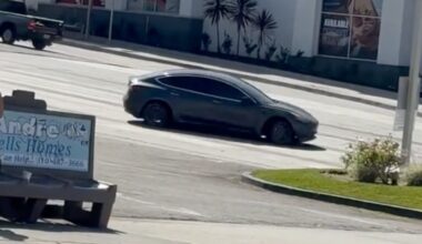 Op hol geslagen Tesla zonder bestuurder richt ravage aan bij tankstation