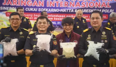 Indonesische douaniers tonen de drugsvondst