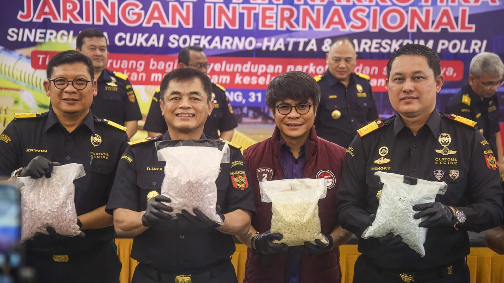 Indonesische douaniers tonen de drugsvondst