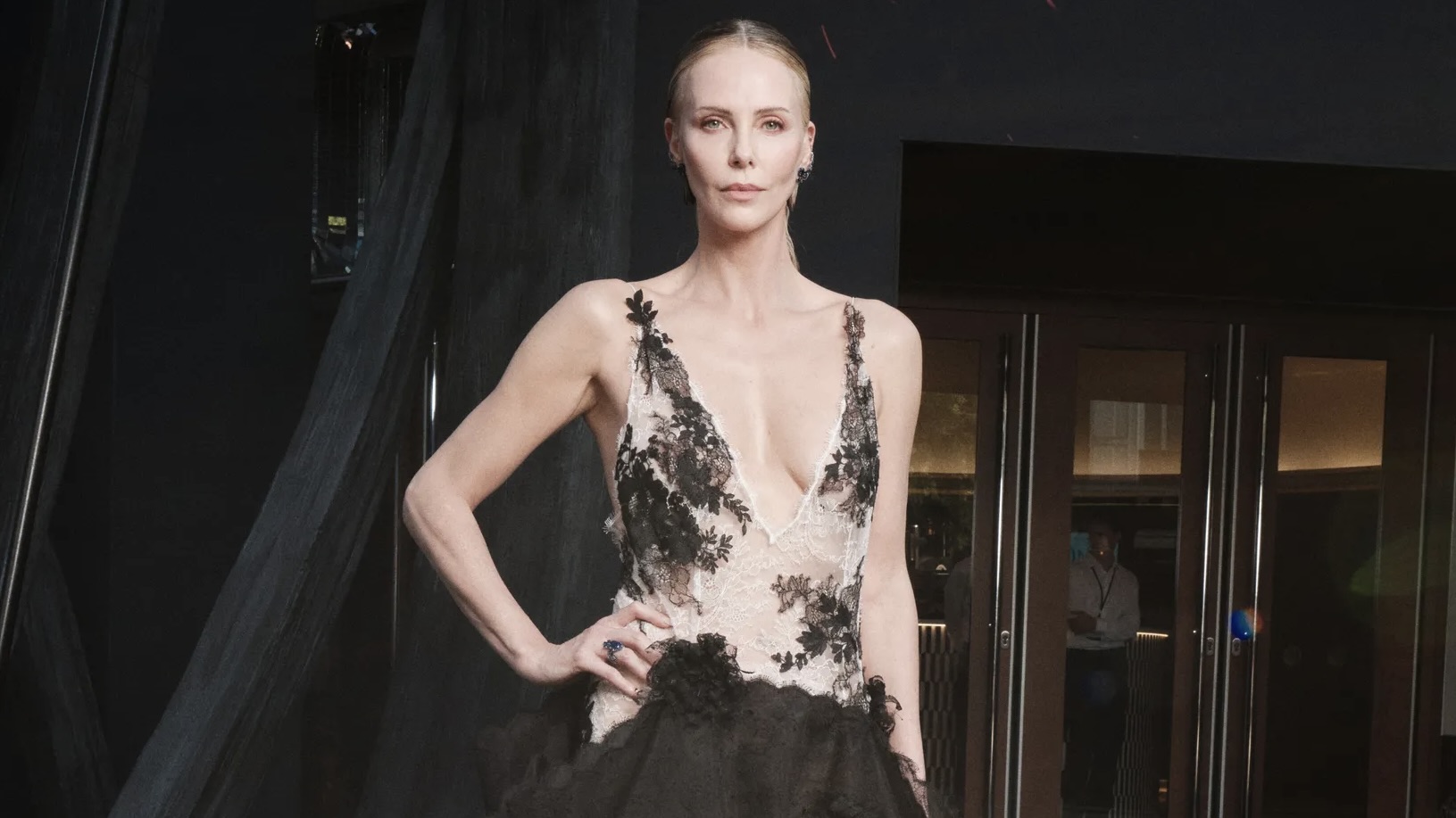 De coolste looks van Charlize Theron voor The Odyssey-perstours