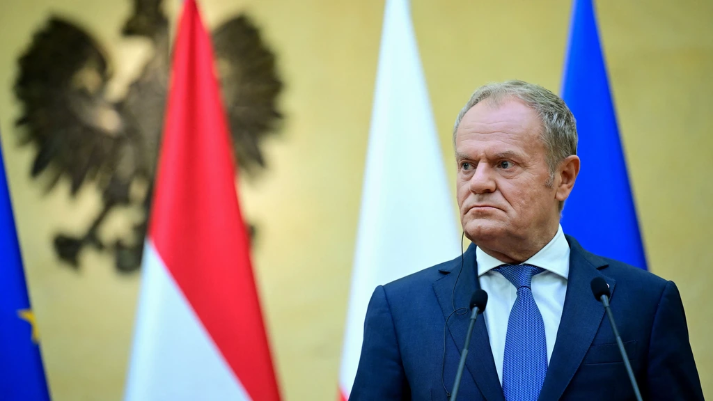 Donald Tusk tijdens een persconferentie in Warschau gisteren