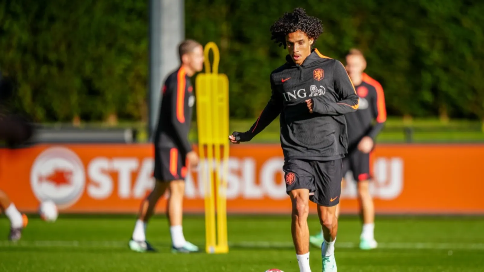 Photo: europesays.com Zechiël zorgt voor glimlach in Zeist met opvallend detail: 'Feyenoord-tasje'