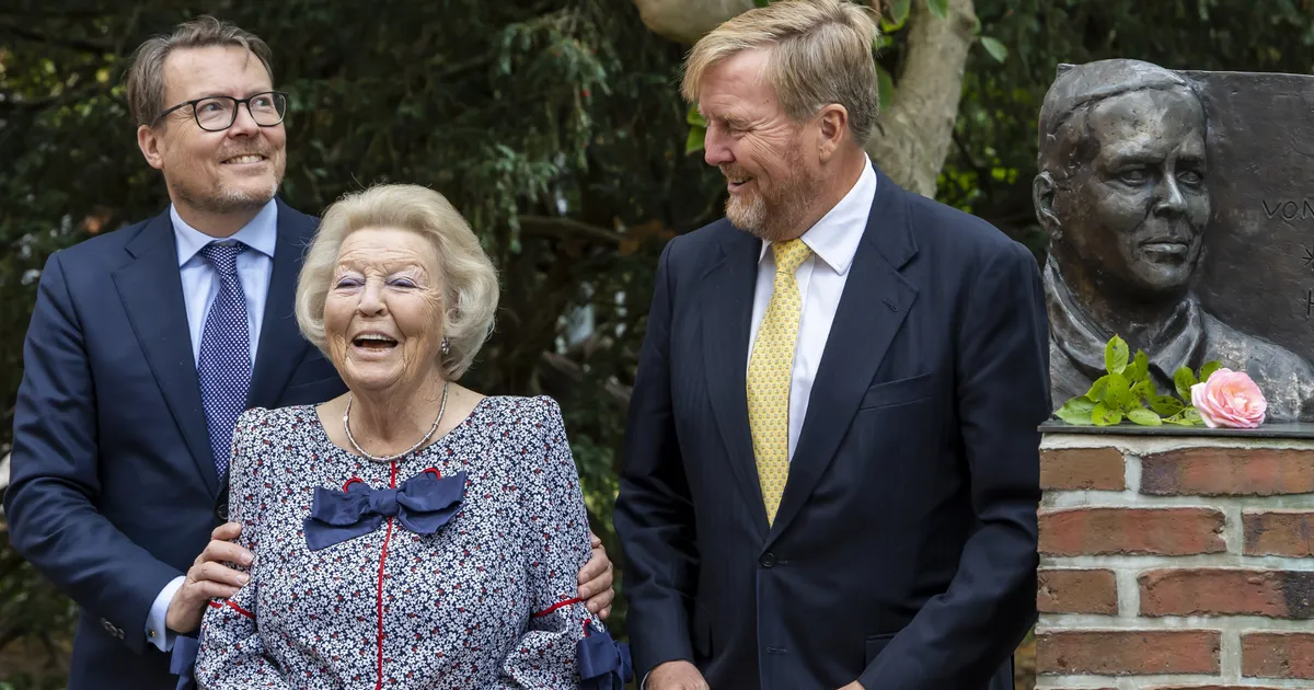 Koning Willem-Alexander samen met moeder en broer naar ge­boor­te­plaats prins Claus
