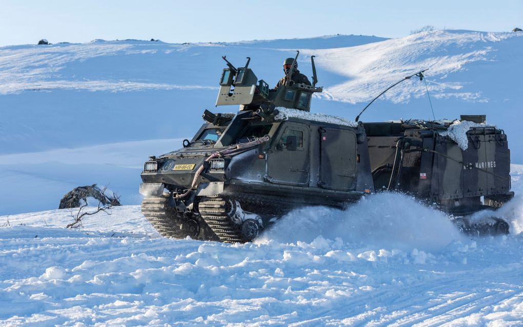 Een militair rupsvoertuig ploegt door een sneeuwlandschap in Noorwegen.