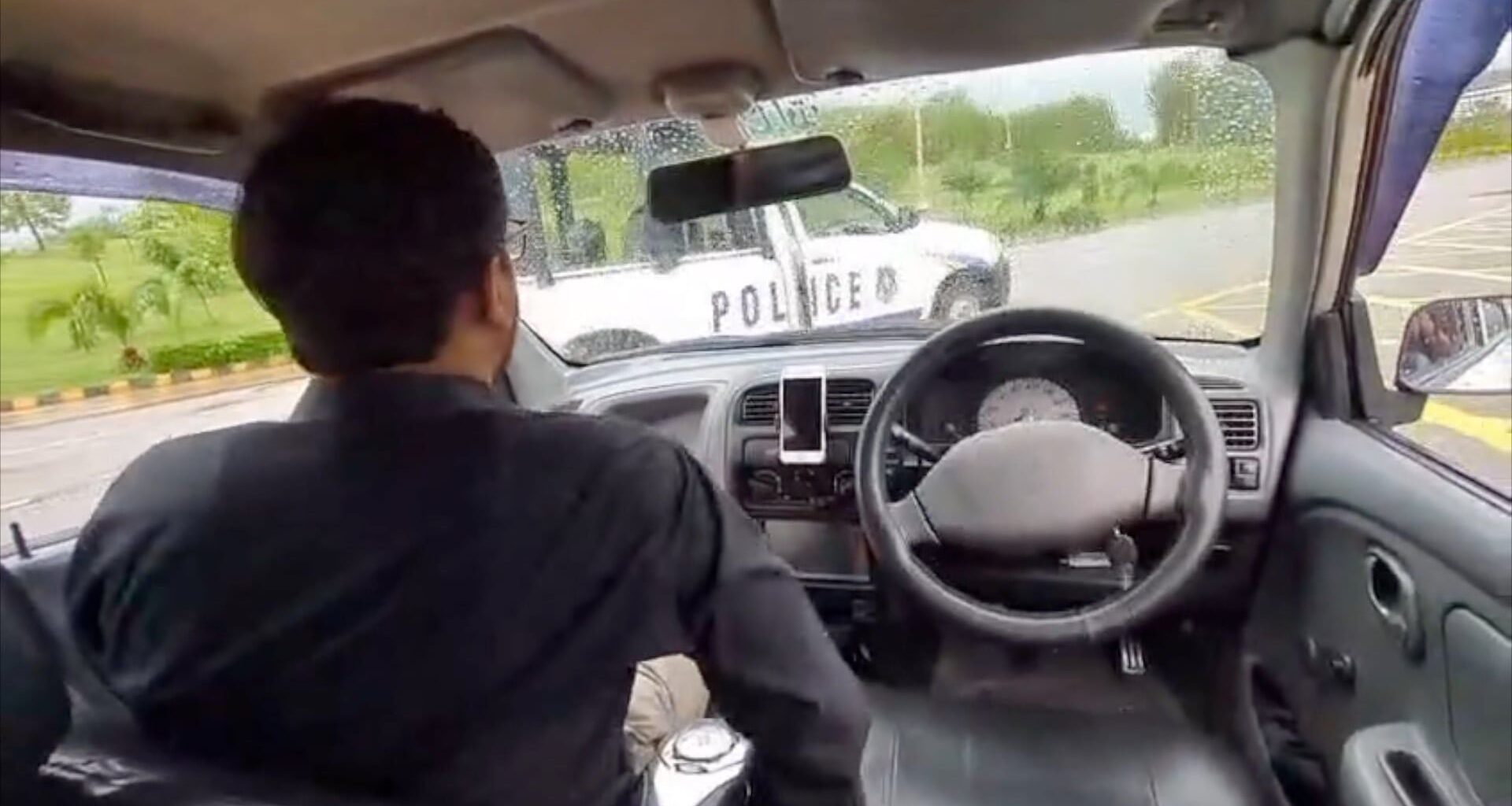 Zelfrijdende auto uit Pakistan heeft lovende reporter aan boord, ramt vervolgens politieauto
