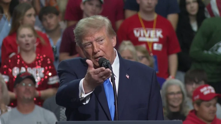 Trump drukt zich op campagnebijeenkomst plastisch uit: 'We steken het in hun...'