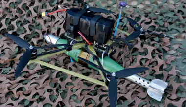Een aanvalsdrone van het Roemeense wapenbedrijf waar in de buurt brand was gesticht