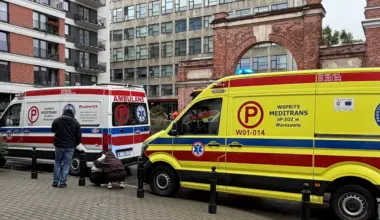 Hulpdiensten voor de poort van de school in Warschau
