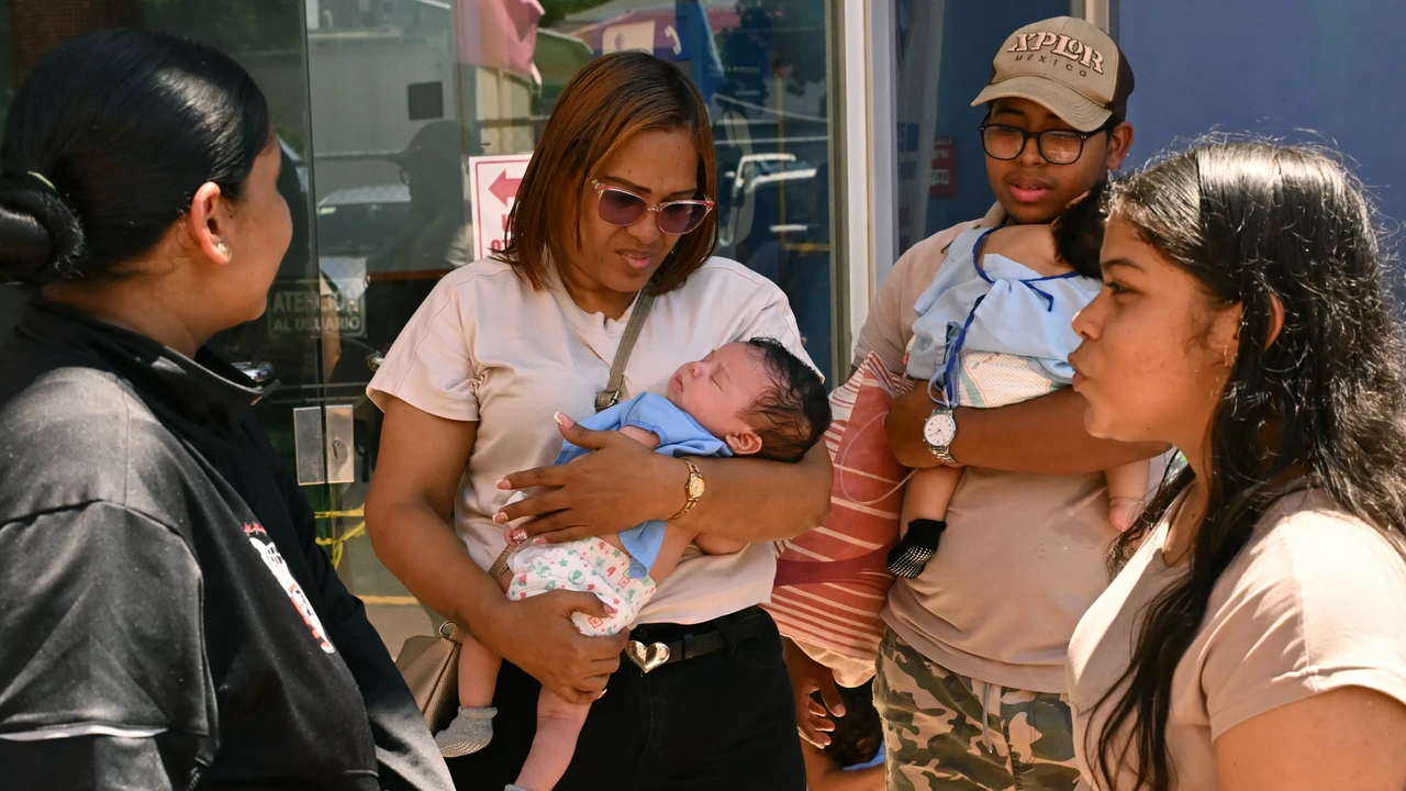 Mensen met baby's zijn naar buiten gevlucht uit het Santo Tomas-ziekenhuis in Panama-Stad
