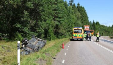Nyhet, Ulykke | Trafikkulykke i Hogdal – bil havnet på taket