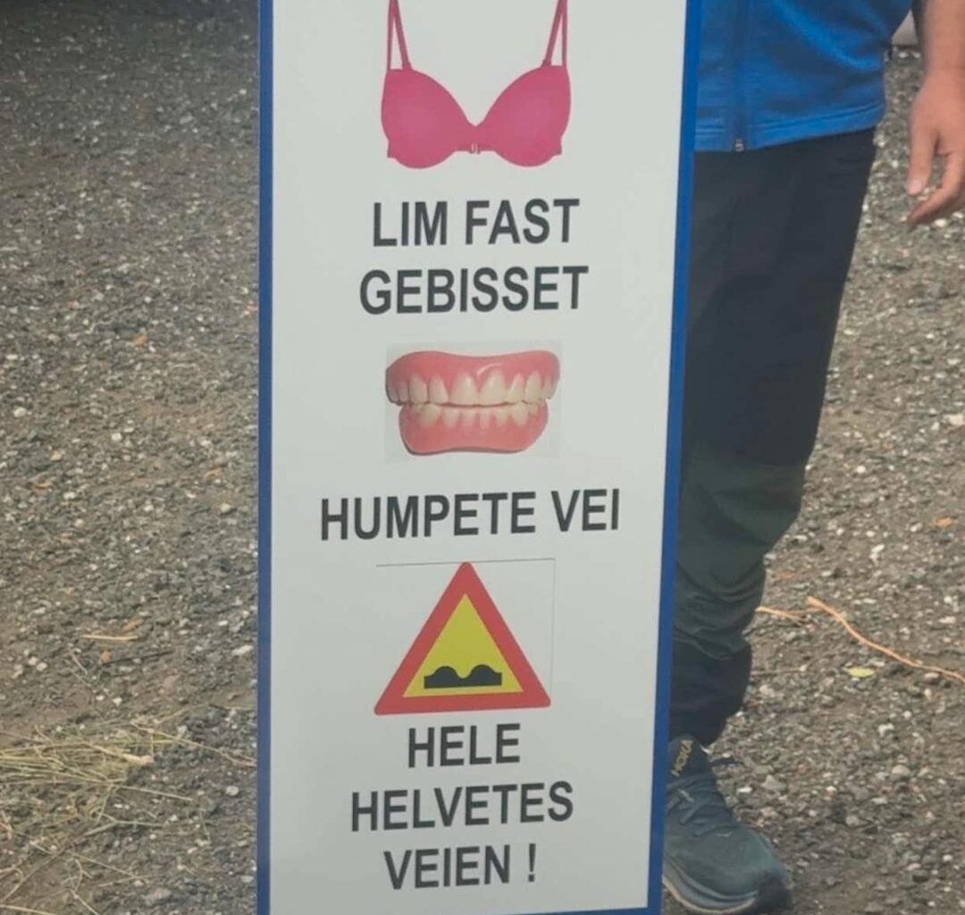 Festivalsjef advarer med humoristisk skilt: «Lim fast gebisset»