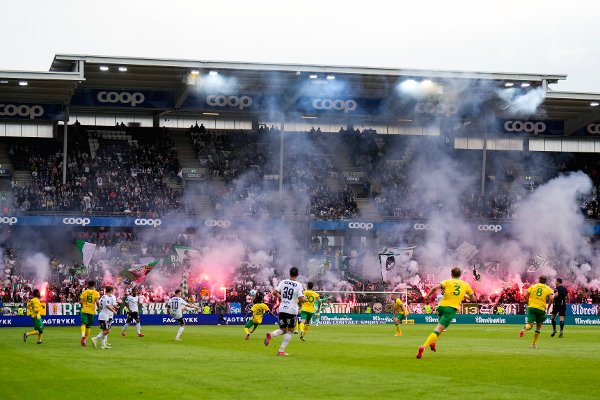 Trondheim 20250807. 
Mye pyro under conference league kvalifiseringskamp runde 3 i fotball mellom Rosenborg og Hammarby på Lerkendal stadion.
Foto: Ole Martin Wold / NTB
