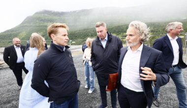 Aker-topp Kristian Røkke (f.v.), Narvik-ordfører Rune Edvardsen og Norkraft-sjef Eirik Frantzen foran tomten hvor datasenteret skal ligge.