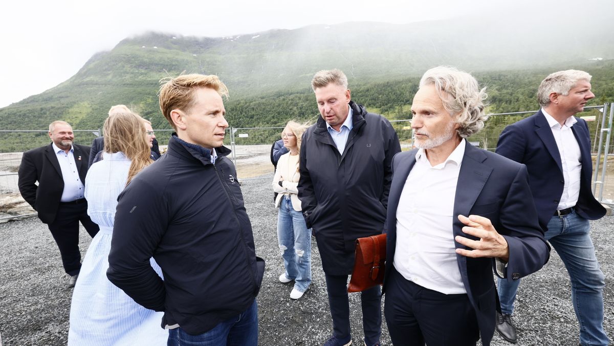 Aker-topp Kristian Røkke (f.v.), Narvik-ordfører Rune Edvardsen og Norkraft-sjef Eirik Frantzen foran tomten hvor datasenteret skal ligge.