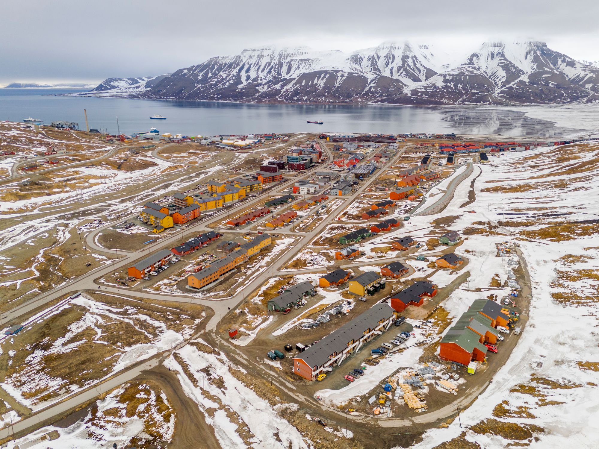 En gruppe kjøpere ønsker å kjøpe land på Svalbard. Bildet viser deler av havna i Longyearbyen med kullkraftverkene, dieseltanker og taubanesentral for kull i bakgrunnen.
Foto Arash A. Nejad
