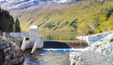 En ventil i tilknytning til denne demningen der Risevatnet renner ut i riseelva i Bremanger ble åpnet av ukjente hackere i april i år.