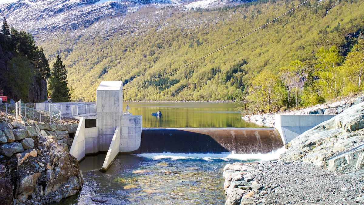 En ventil i tilknytning til denne demningen der Risevatnet renner ut i riseelva i Bremanger ble åpnet av ukjente hackere i april i år.