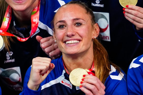 Wien, Østerrike 20241215. 
Camilla Herrem og de norske håndballjentene feirer EM-gullet etter seieren mot Danmark i finalen i Wiener Stadthalle søndag kveld.
Foto: Beate Oma Dahle / NTB