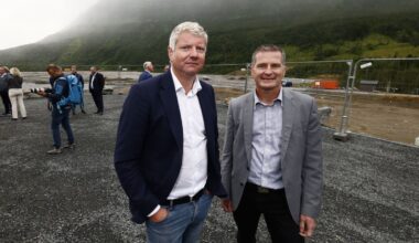 –  Det at disse tingene er fysisk i Norge med norsk eierskap er viktig, sier direktør for myndighetskontakt og internasjonale forhold i Aker, Stian Jenssen, om Akers nye datasenter. Til høyre direktør for datasentertjenester i Aker Horizon, Petter M. Tømmeraas.