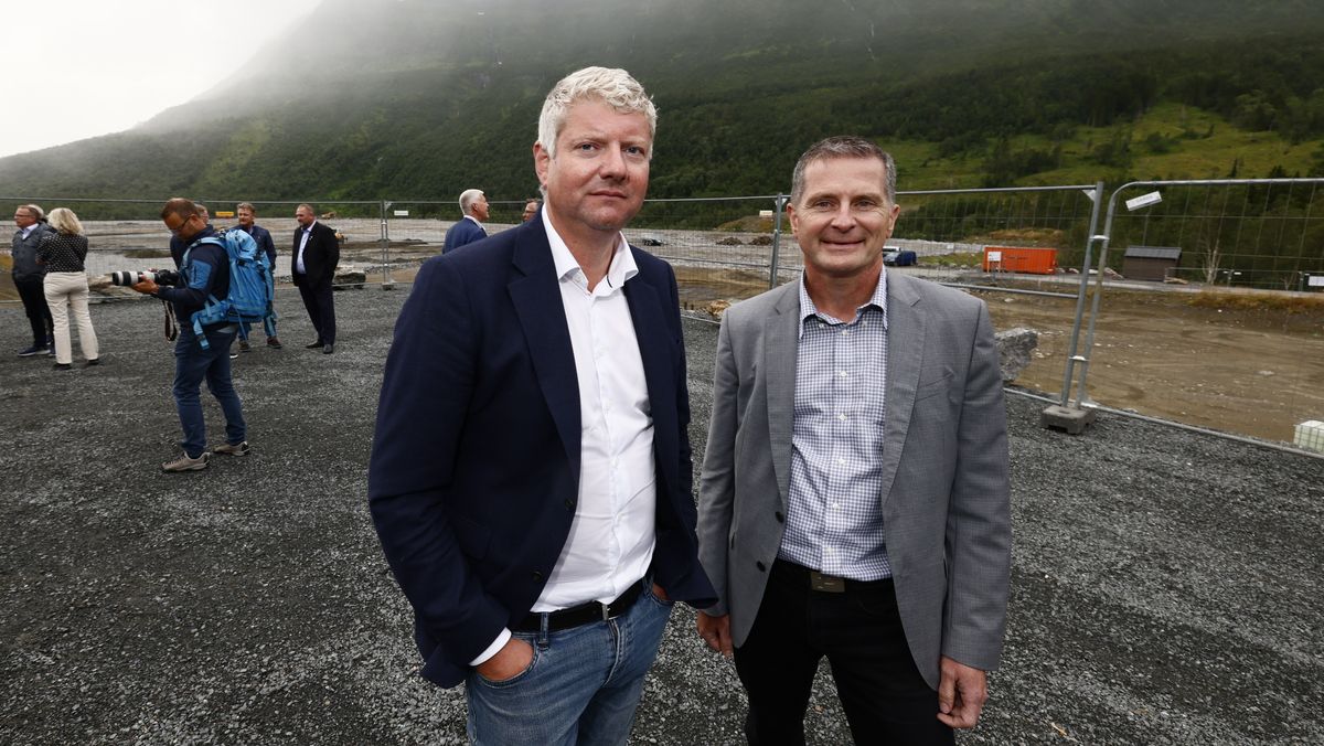 –  Det at disse tingene er fysisk i Norge med norsk eierskap er viktig, sier direktør for myndighetskontakt og internasjonale forhold i Aker, Stian Jenssen, om Akers nye datasenter. Til høyre direktør for datasentertjenester i Aker Horizon, Petter M. Tømmeraas.